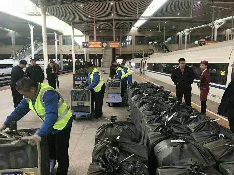 快遞坐高鐵 助力“雙11”黃金周